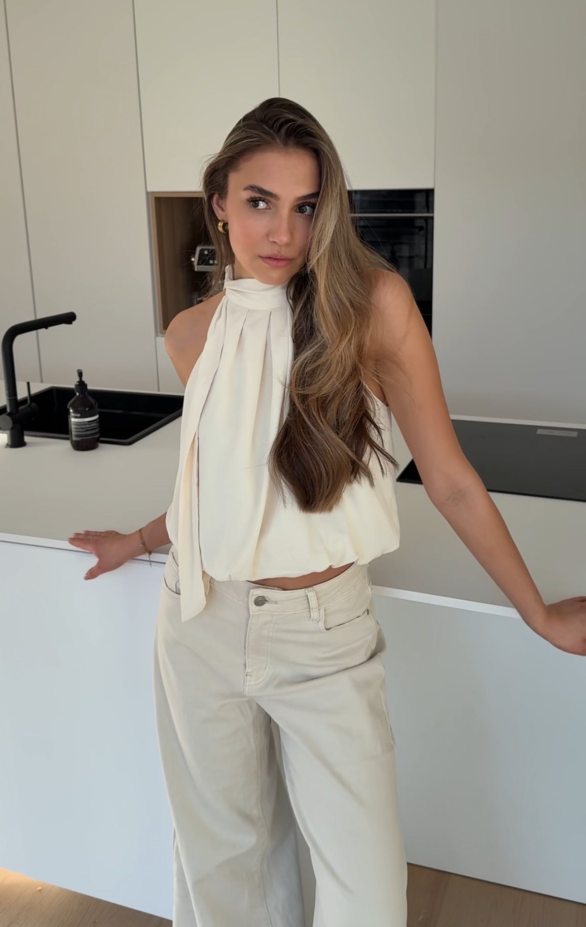 Nuria — Top Cuello Alto Beige