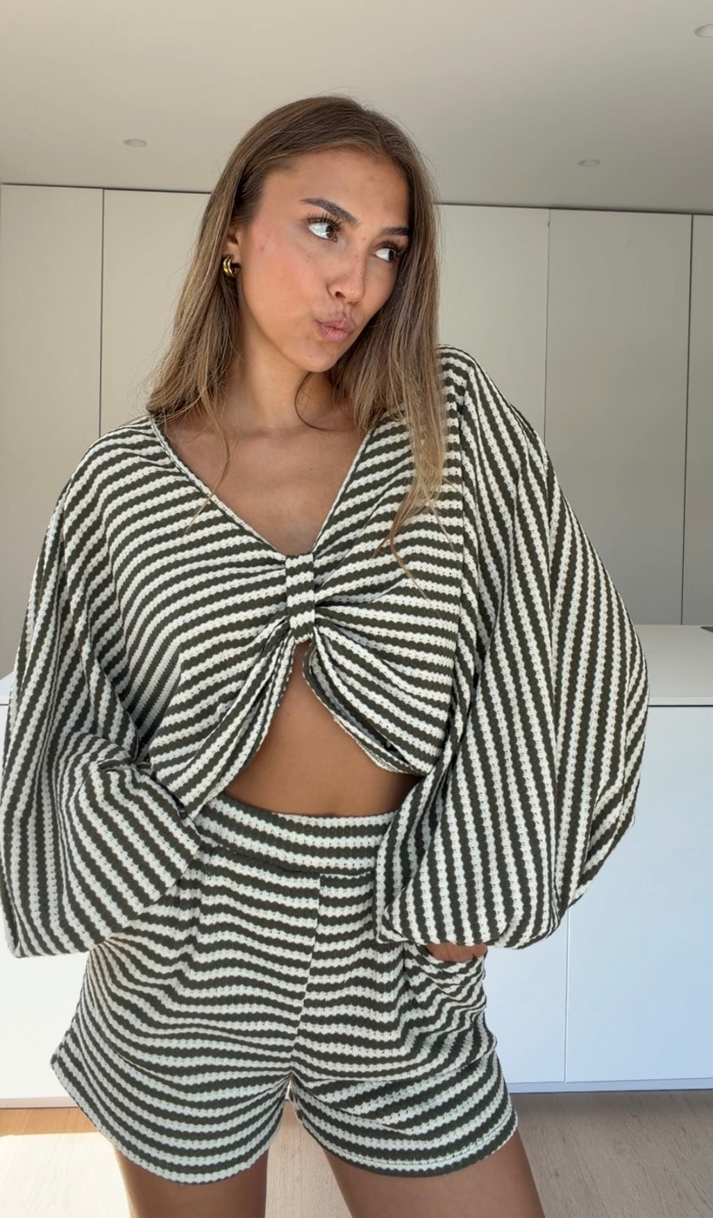 Aitana — Conjunto Top Nudo y Short Rayas