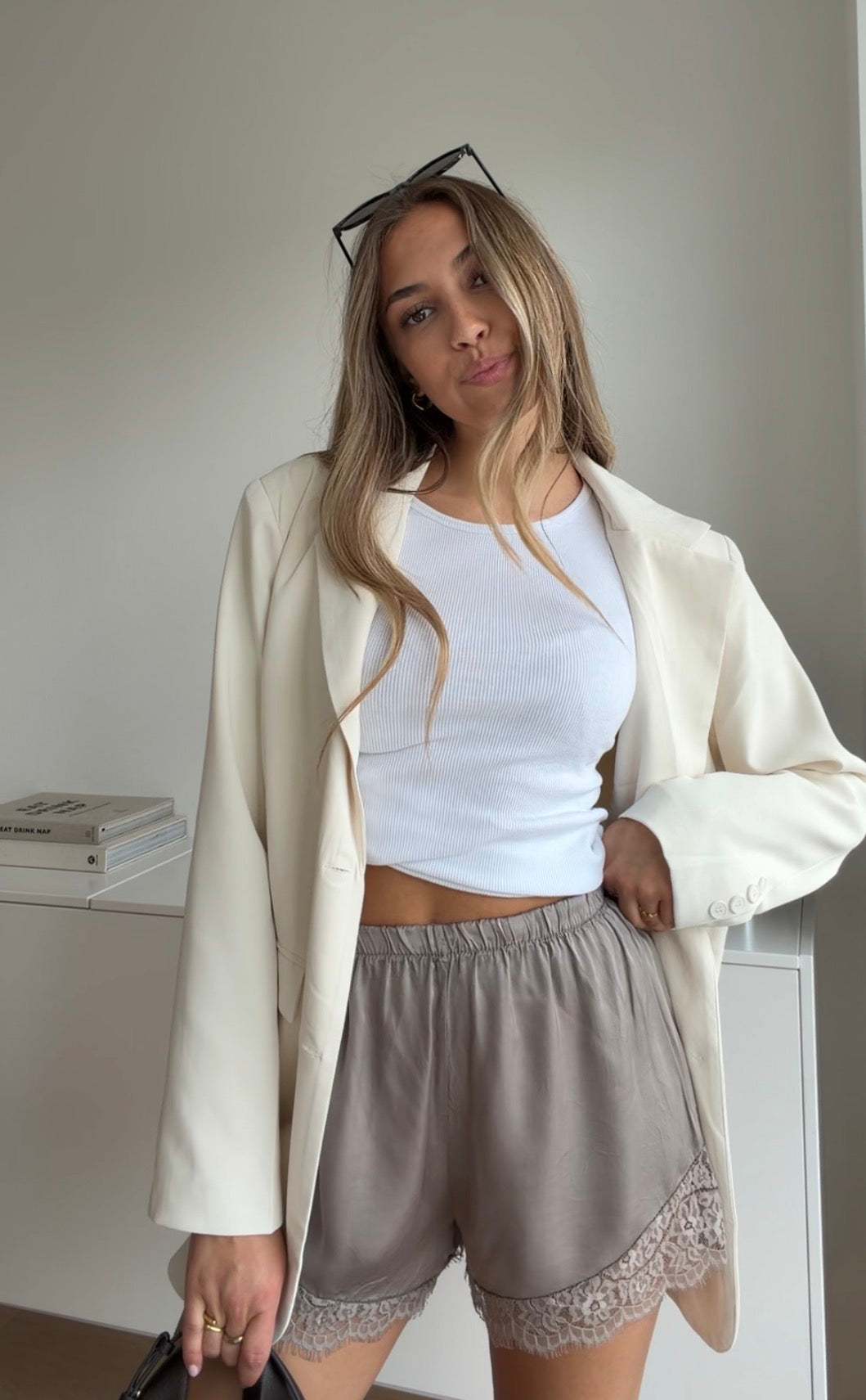 Elsa — Short Satinado Encaje