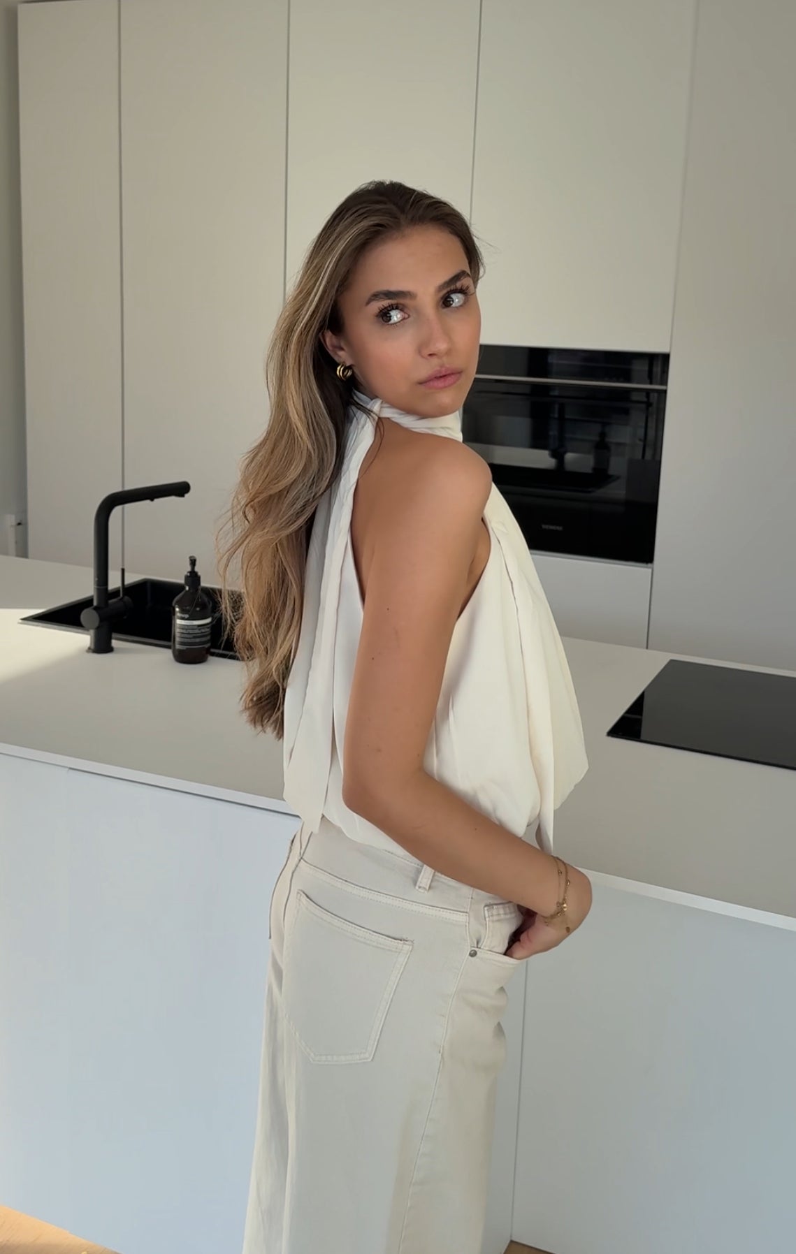 Nuria — Top Cuello Alto Beige