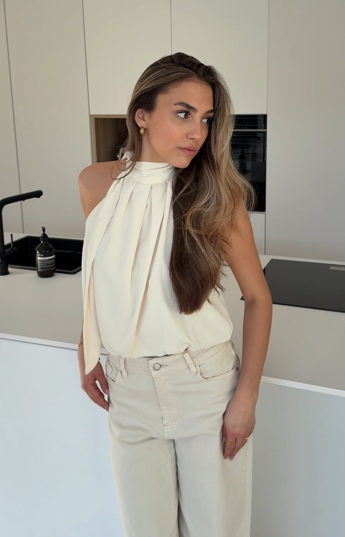Nuria — Top Cuello Alto Beige