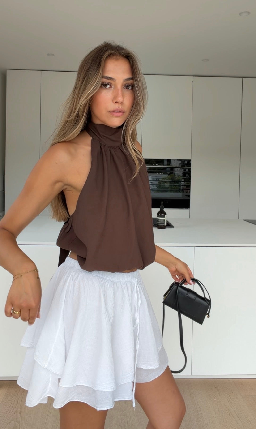 Noa — Top Halter Cuello Alto Chocolate