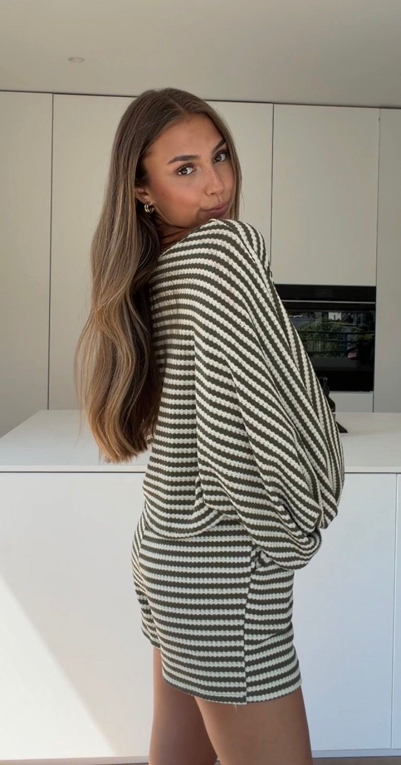 Aitana — Conjunto Top Nudo y Short Rayas