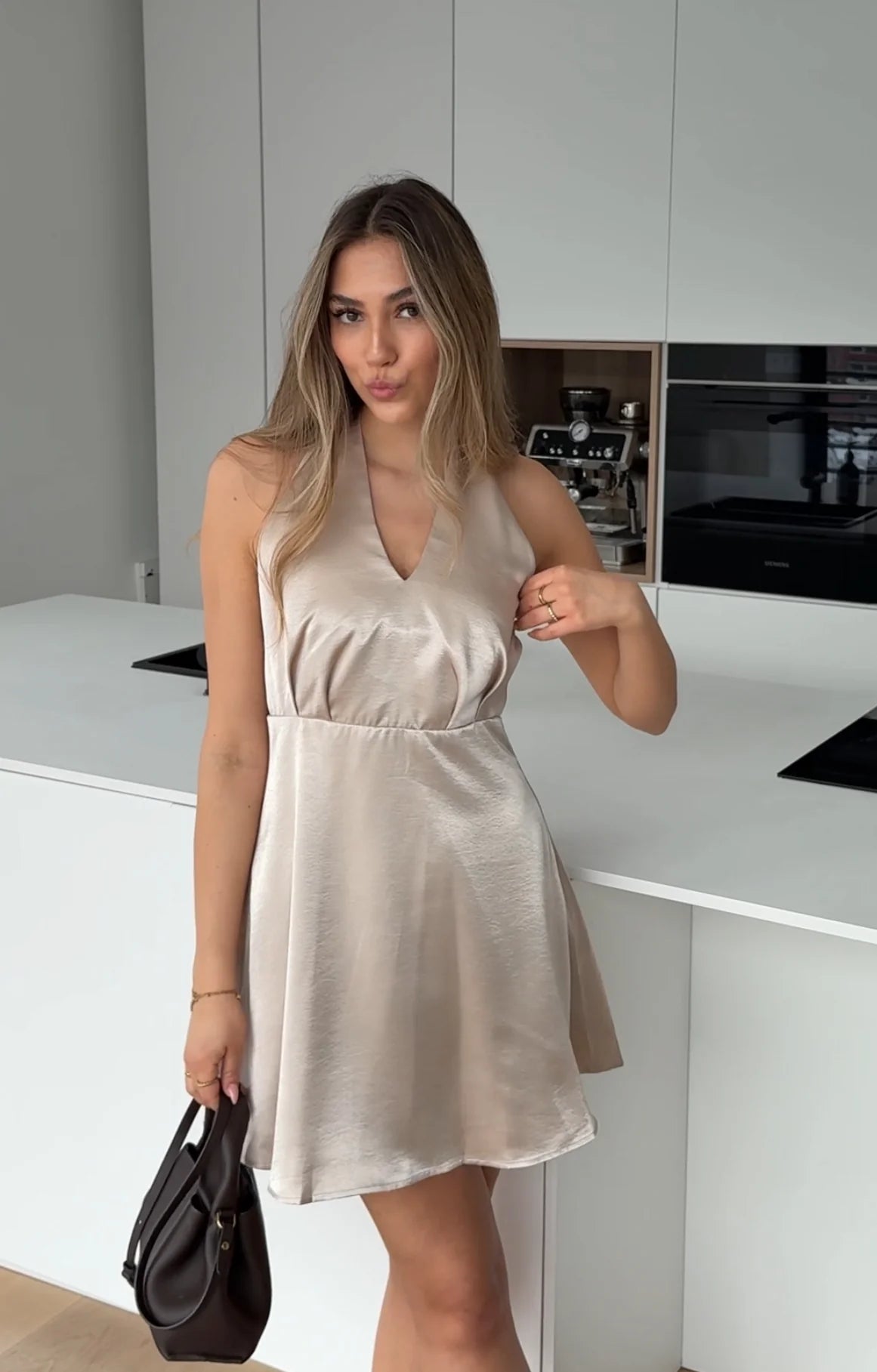 Paula — Vestido Mini Satinado Negro
