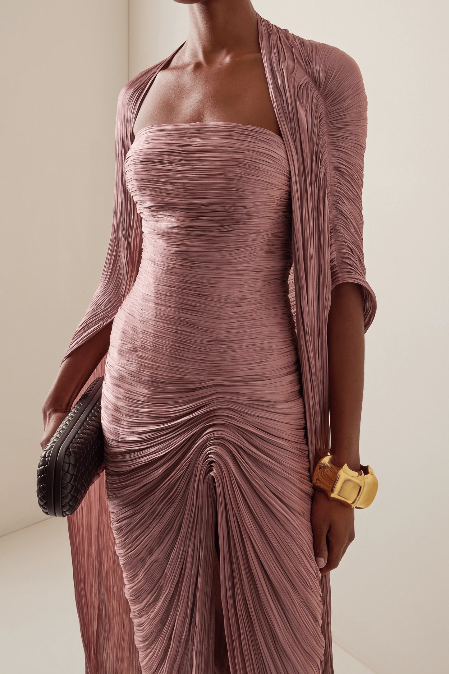 Selene — Vestido Maxi Drapeado Capa Asimétrica