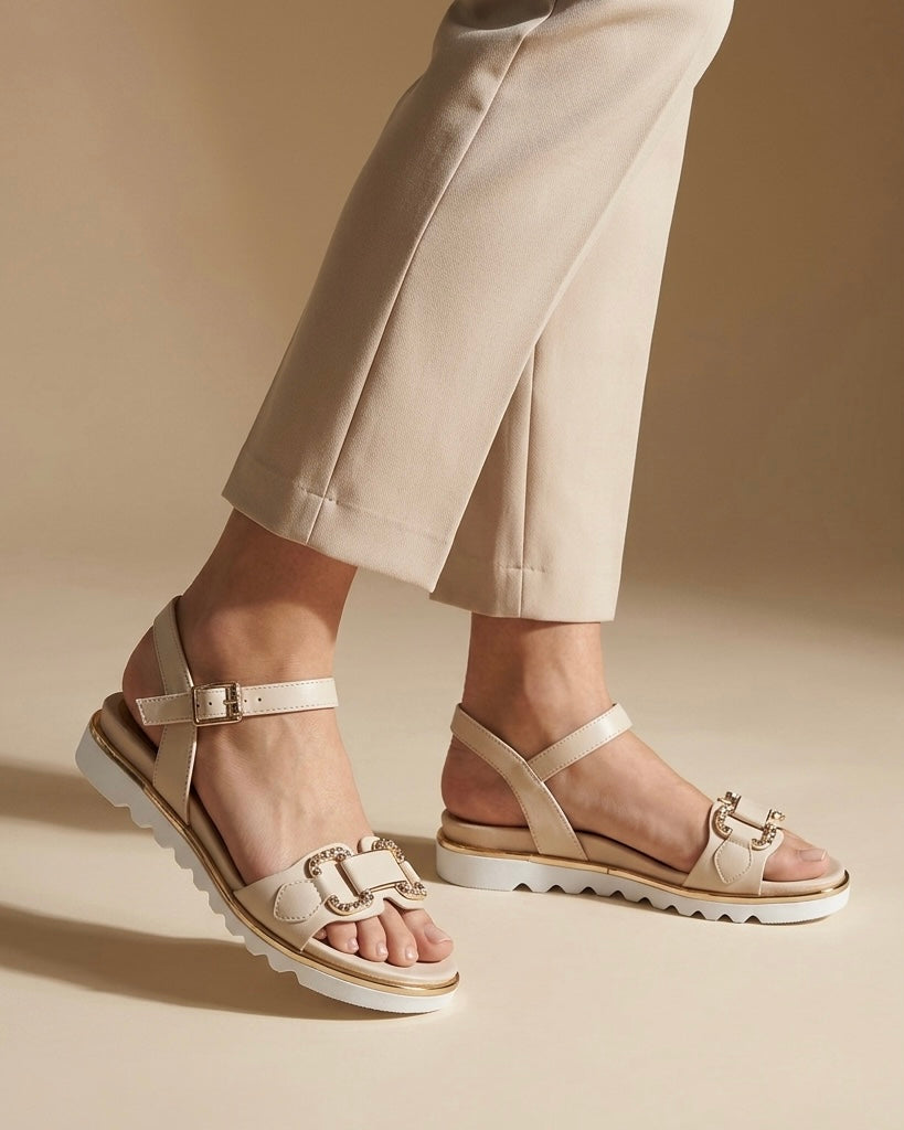 Alba — Sandalias Planas con Hebilla Joya